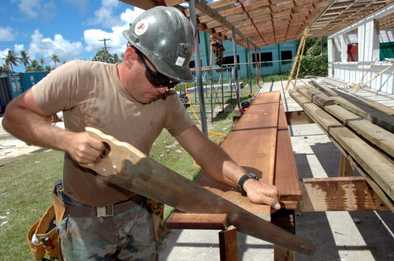 charpentier-ARTIGNOSC SUR VERDON-min_worker_construction_building_carpenter_male_job_build_helmet-893290